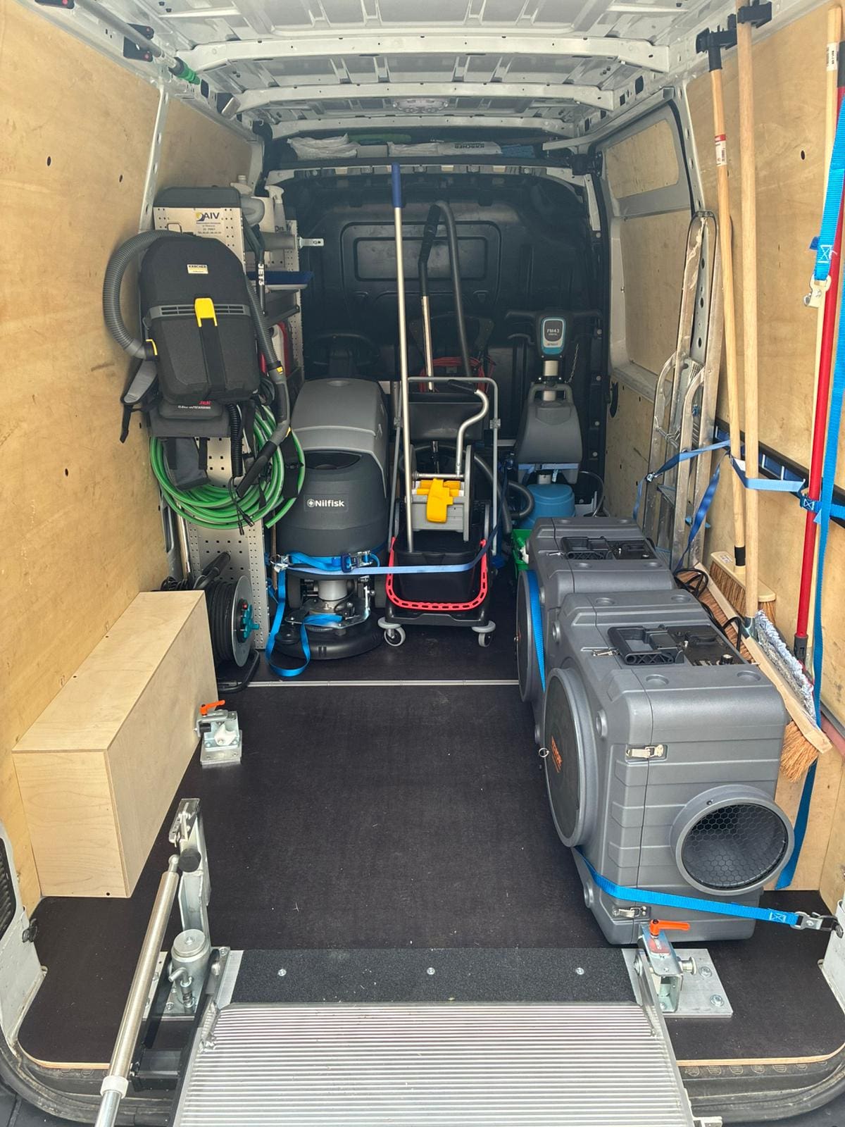 camion pro aménagé pour nettoyage professionnel