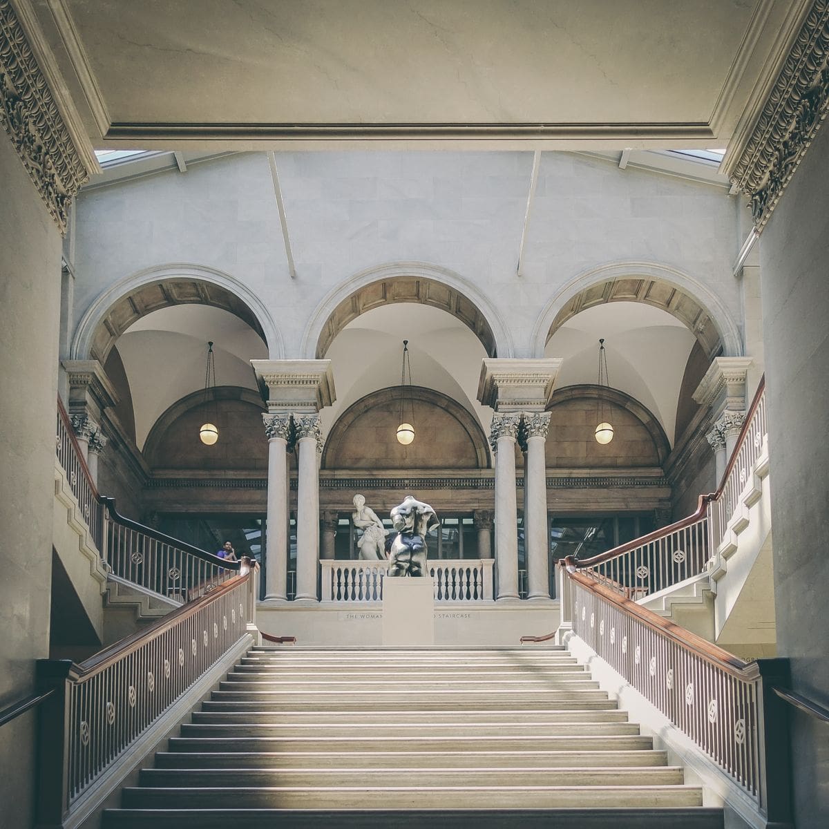 Cage d'escalier propre à l'intérieur d'un bâtiment, parties communes de copropriété entretenues