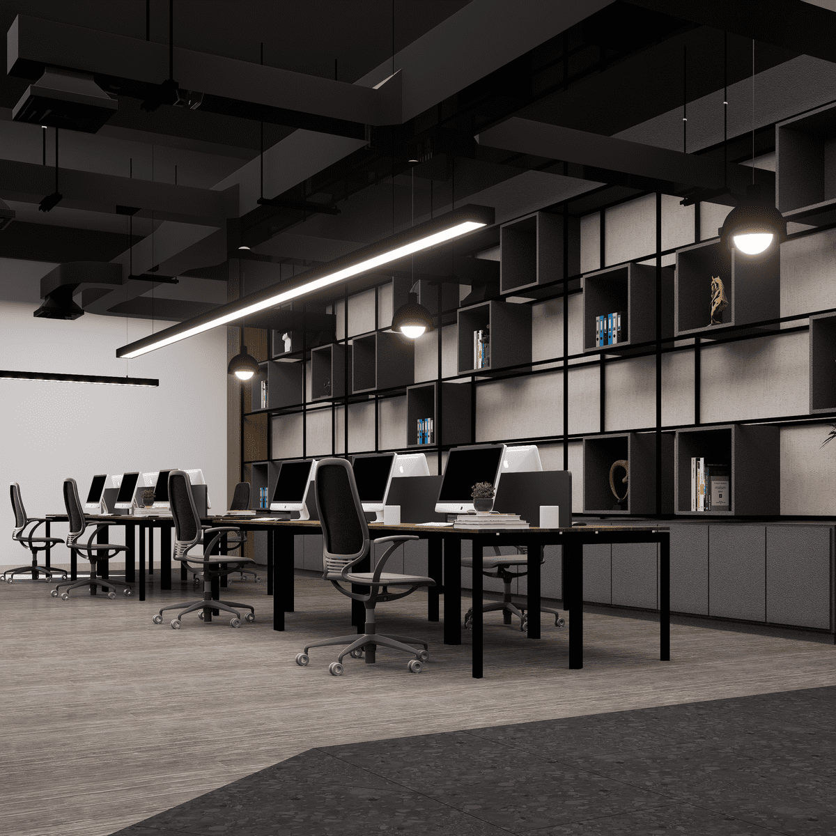 Open space moderne et minimaliste aux postes de travail soignés, prêt pour le nettoyage hors présence des salariés