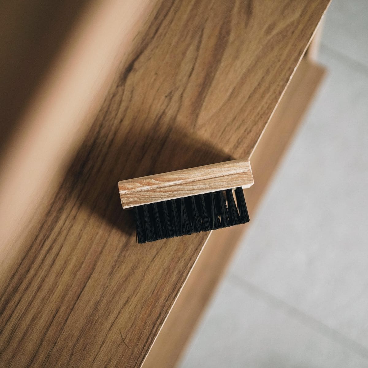 Accessoires et produits de nettoyage ménager utiles pour traiter le calcaire et la moisissure d'une salle de bain