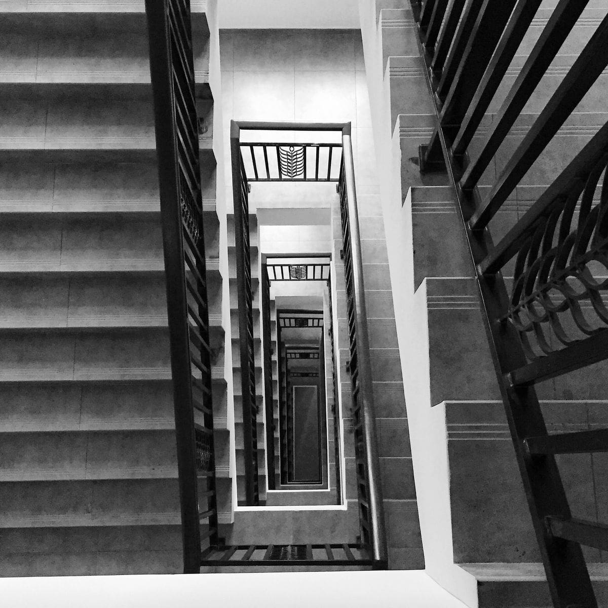 Escalier en colimaçon d'un immeuble, parties communes de copropriété nécessitant un entretien régulier