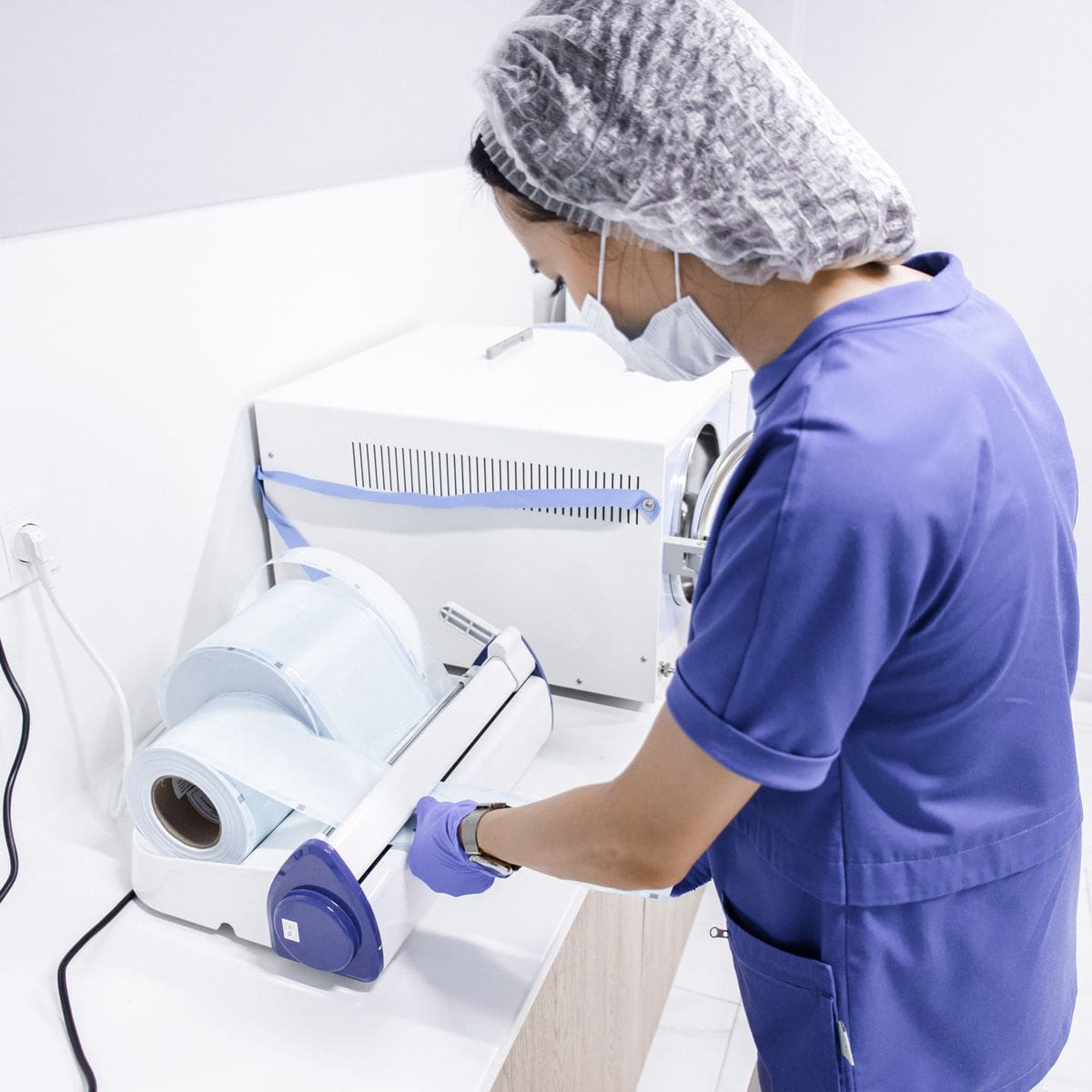 Désinfection d'une surface intérieure dédiée à l'assainissement des points de contact sensibles